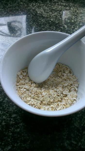 懒人早餐牛奶燕麦粥的做法步骤1