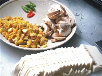 粟米磨菇烩豆腐的做法图解1
