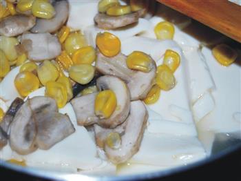 粟米磨菇烩豆腐的做法步骤6
