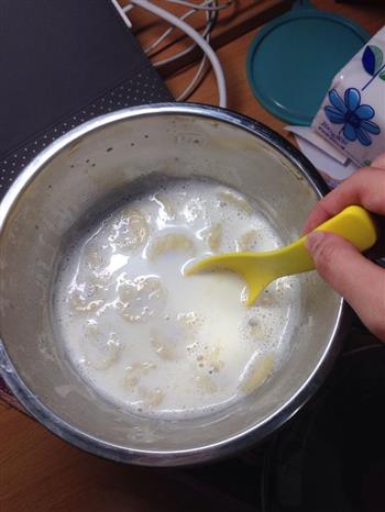 宿舍小锅煮香蕉牛奶的做法步骤1