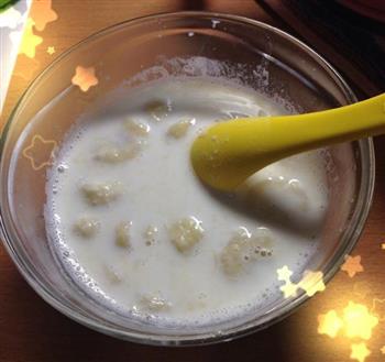 宿舍小锅煮香蕉牛奶的做法步骤2