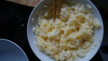 蒜香蛋炒饭-一个人的简单午餐的做法步骤3