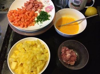 自制菠萝炒饭的做法步骤1