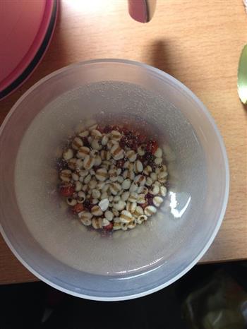 宿舍煮薏米红豆汤的做法步骤1