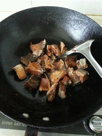 浓郁江西风味的鱼香茄子煲-熏腊鱼是特色的做法图解1