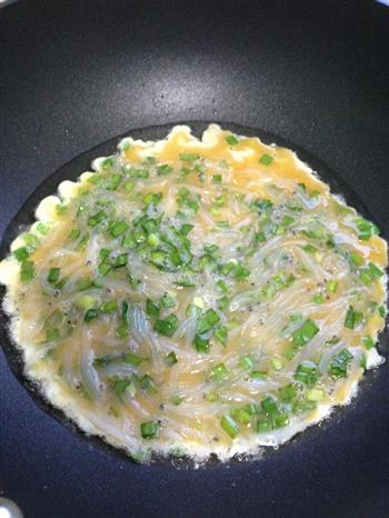 银鱼韭菜炒蛋的做法步骤3