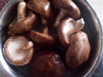 香菇炒肉的做法步骤1