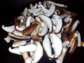 香菇炒肉的做法步骤3