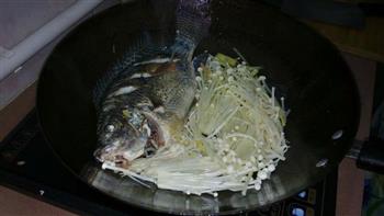 福寿鱼金针菇汤的做法步骤5