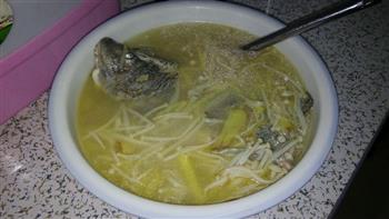 福寿鱼金针菇汤的做法步骤6