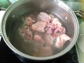 猪脚薏米汤的做法图解2