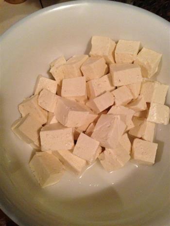 皮蛋小葱拌豆腐的做法步骤1