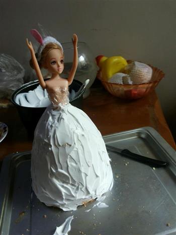 芭比公主生日蛋糕的做法步骤5
