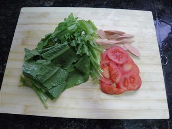 番茄火腿肠莴笋热汤面条的做法步骤2