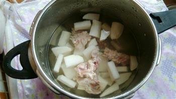 猪骨白萝卜汤的做法步骤3