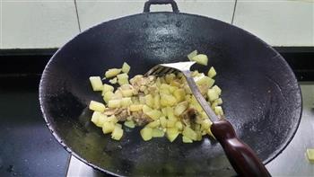 土豆炖鸡的做法步骤4