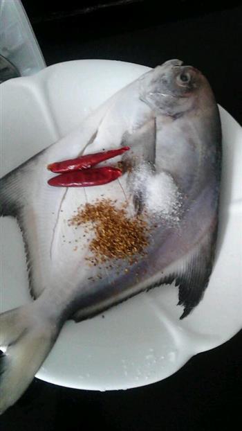 红烧鲳鱼的做法步骤2