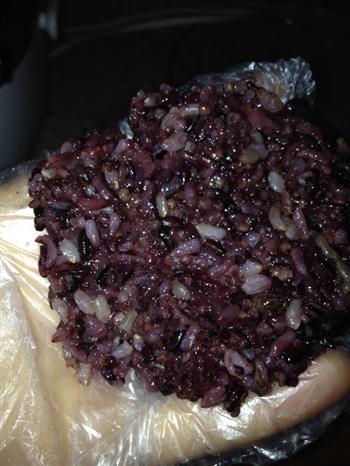 紫米肉松饭团的做法步骤1