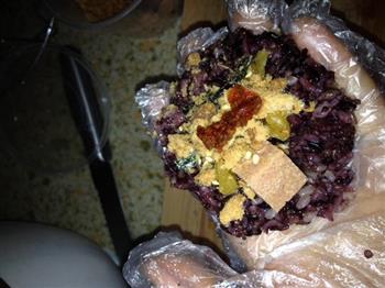 紫米肉松饭团的做法图解2