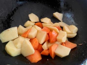炒鸡简单好吃的土豆牛肉咖喱饭的做法步骤4