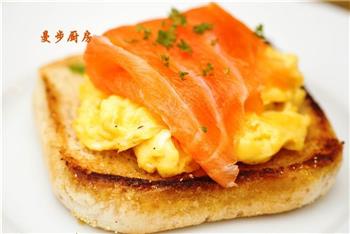 快手早餐-烟熏三文鱼鸡蛋三明治的做法步骤10
