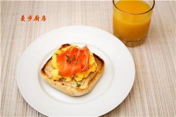 快手早餐-烟熏三文鱼鸡蛋三明治的做法步骤13