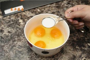 快手早餐-烟熏三文鱼鸡蛋三明治的做法步骤2