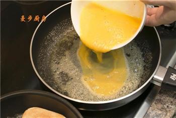 快手早餐-烟熏三文鱼鸡蛋三明治的做法步骤4