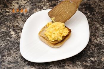 快手早餐-烟熏三文鱼鸡蛋三明治的做法步骤7
