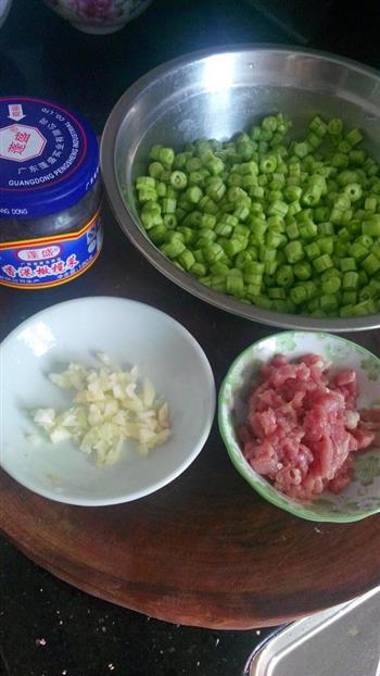 榄菜肉末炒豆角的做法步骤1