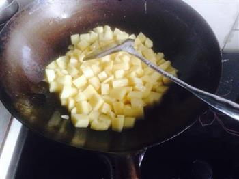 土豆焖饭的做法步骤2