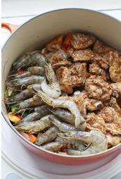 焖干锅排骨虾-用铸铁锅做创意菜的做法步骤7