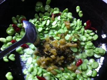 蚕豆瓣炒酸菜的做法步骤5