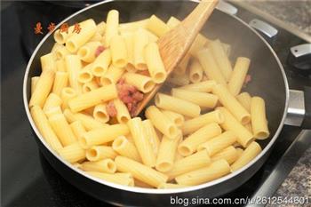 意大利菜的经典-熏肉蛋汁通心粉的做法步骤5