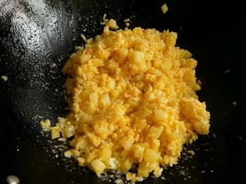 黄金菠萝炒饭的做法步骤4