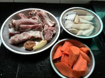 山药胡萝卜排骨汤的做法步骤1
