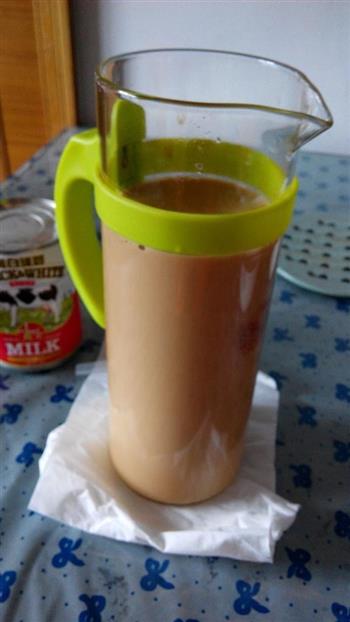 DIY港式奶茶的做法步骤5