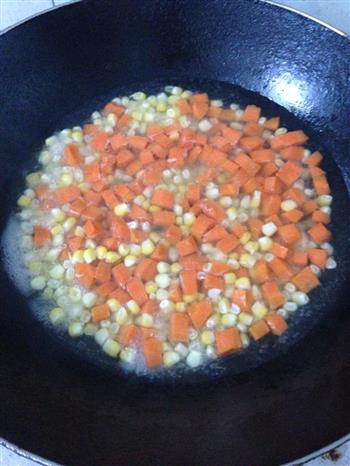 玉米胡萝卜炒肉粒的做法步骤2