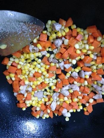 玉米胡萝卜炒肉粒的做法步骤3