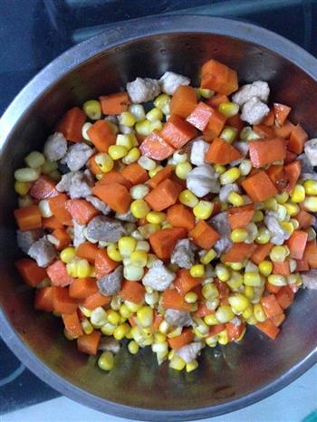 玉米胡萝卜炒肉粒的做法步骤4