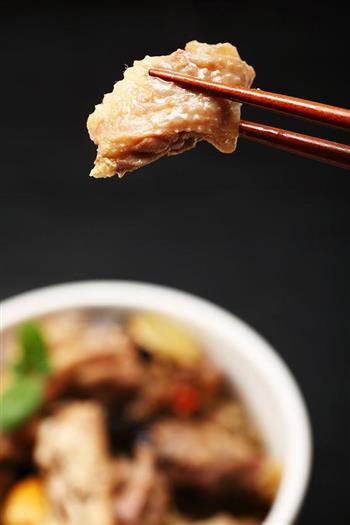 菜男松茸小蘑炖鸡的做法图解3