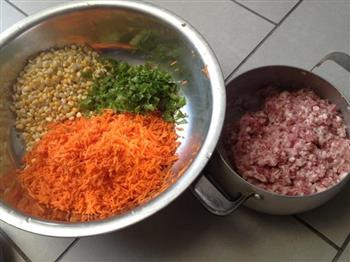 胡萝卜玉米饺子的做法步骤1