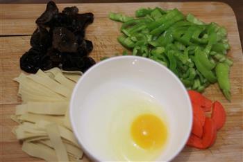 青椒鸡蛋盖浇饭的做法步骤1