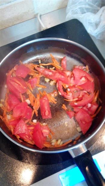 西红柿耗油炒方便面的做法步骤3