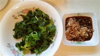芹菜两吃-芹菜虾仁酸汤水饺，蒜泥芹菜叶的做法步骤6