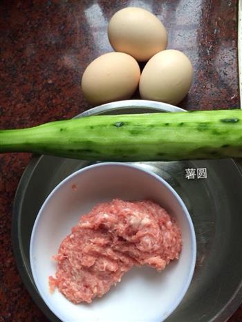 小黄瓜猪肉蒸蛋的做法步骤1