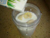 香蕉奶昔的做法步骤3