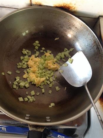 宝宝食谱黄瓜鸡蛋炒饭的做法步骤2