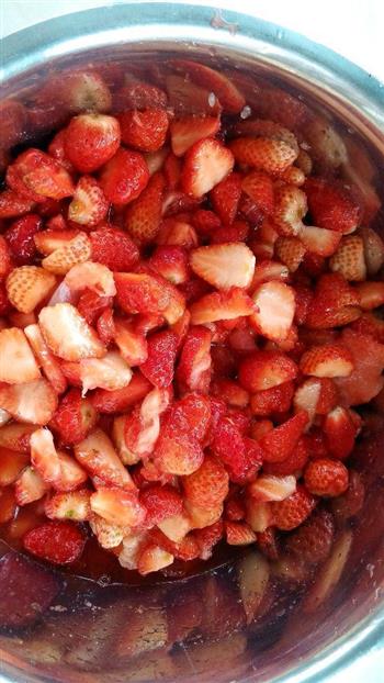 酸甜草莓酱的做法步骤1