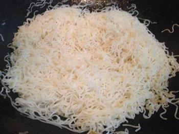 肉卷椰菜炒米粉的做法步骤7
